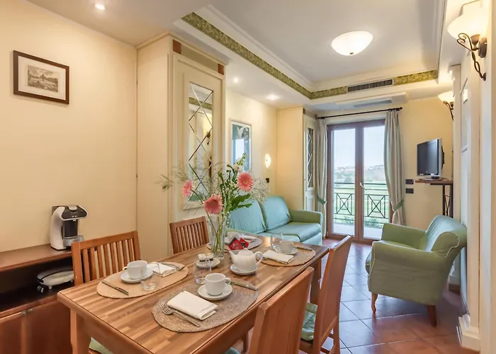 Tranquil Retreat Near For 4 Apartment